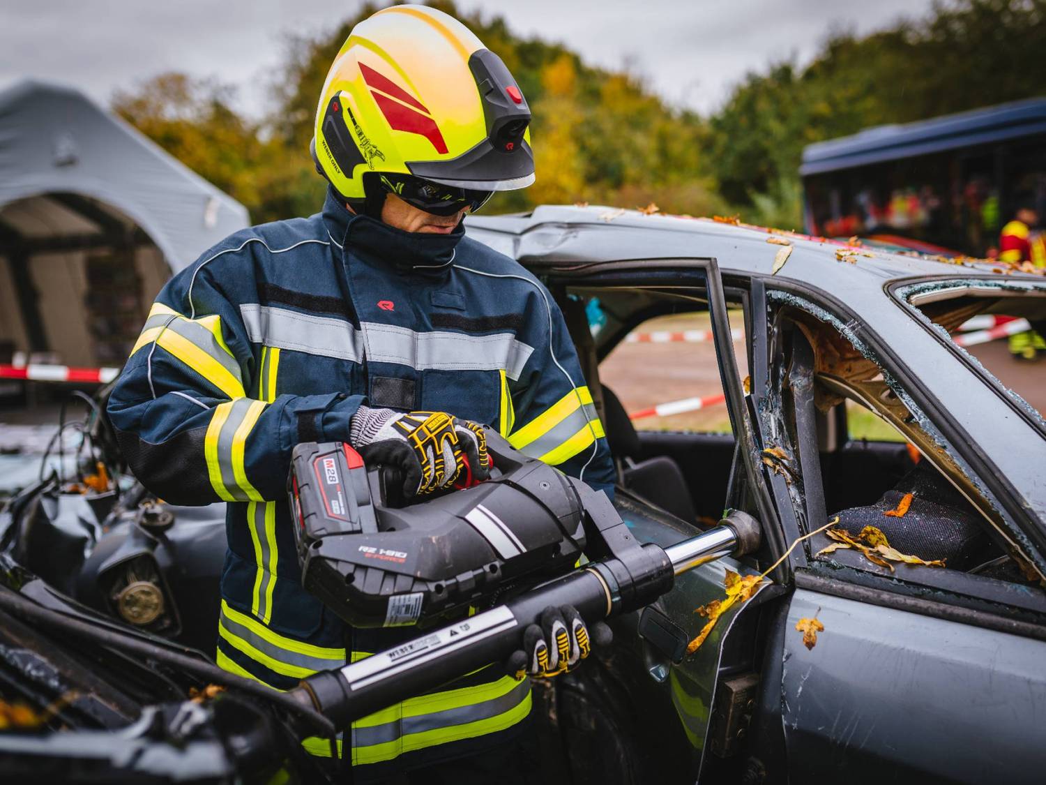 Bombero operando herramienta de rescate vehicular Weber Rescue