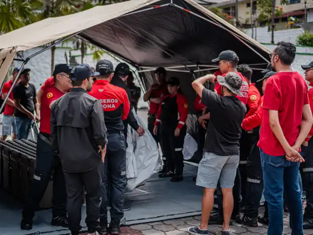 Entrega de refugio/carpa t&aacute;ctica a bomberos en Morona - Proteseg
