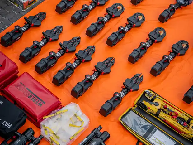 Entrega de equipos de rescate Weber Rescue a bomberos - Proteseg Ecuador